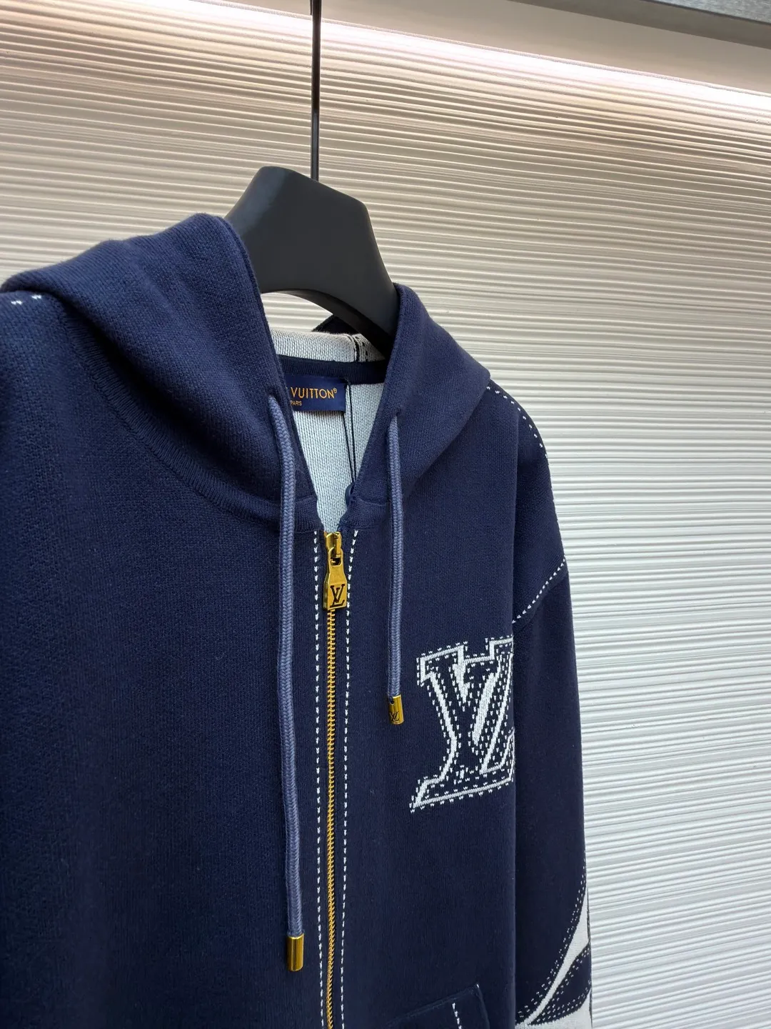 LOUIS VUITTON four-leaf clover zipper jacket ●Authentic product: purchased and developed by 17459 ●Item number: 1681002-C10 ●Fabric: combed siro spinning ●Technology: knitting ●Version: fitted version ●Weight: about 1070 grams ●Size: S-M-L-XL ●Description: The fabric is made of 60-count double-strand combed siro spun yarn, which is twisted into one strand from 3 yarns, and is fixed-dyed in beige gray. Imported 1 4 knitting machines are used. A variety of local jacquard techniques plus an extremely complex double-sided middle plating technique can make the pattern convex and increase the thickness. Fine 16-needle sewing plate plus flat turning technology. The whole piece is washed with soft water. Same style for men and women!